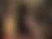 La padrona di pelliccia pretende l'adorazione delle sue gambe sexy in collant lucidi e tacchi alti, con l'aiuto del suo frustino, indicandoti tutti i punti giusti.