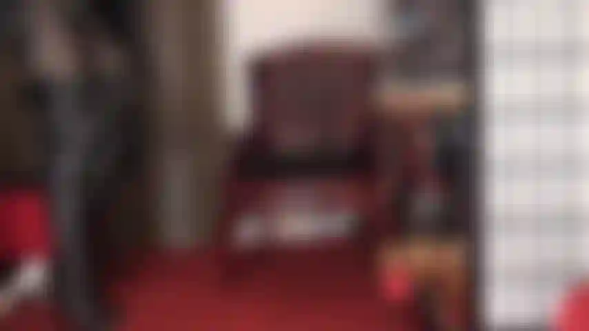 Una dea femdom in pelle con un enorme strapon nero: stivali alti, una minigonna in pelle, collant sexy e un enorme cazzo nero sono tutti da adorare.