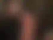 Primo piano dei miei piedi nudi in lattice - padrona vestita con pantaloni di gomma lucidi e lisci, inala i miei dolci piedi nudi con il profumo del lattice nell'aria.