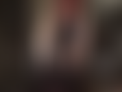 Dominatrice con strapon in tuta di lattice: il grosso cazzo di gomma nera è lucido tanto quanto la tuta di lattice attillata della mia padrona.