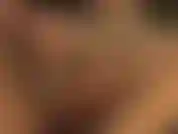 Adoro i collant, lo strapon bianco, strati di nylon, faccio a pezzi vecchi collant: la padrona mette un altro strato di collant sopra lo strapon e lo fa a pezzi, mentre si masturba il cazzo con la saliva.