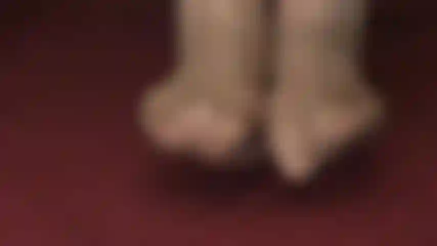 I piedi dei collant color sabbia sono ricoperti di saliva, una saliva saporita gocciola sui piedi della tua dea, bagnando così tanto le dita dei piedi in nylon.