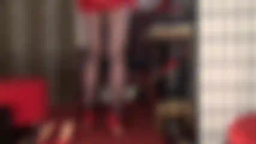 Dipendente dai piedi e dal culo in collant della padrona - mentre l'odore di lattice è nella stanza, vieni ad annusare, iniziando dalle mie morbide suole di nylon. L'aroma è inebriante. Ora strofinati su queste meravigliose suole mentre annusi il mio culo.