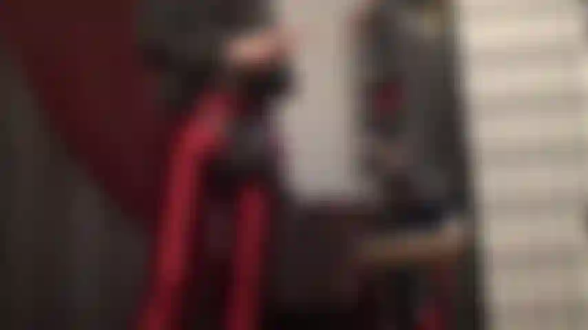 La padrona lubrifica il suo enorme cazzo nero, così carnoso e lucido che vorresti accarezzarlo, baciarlo, adorarlo.