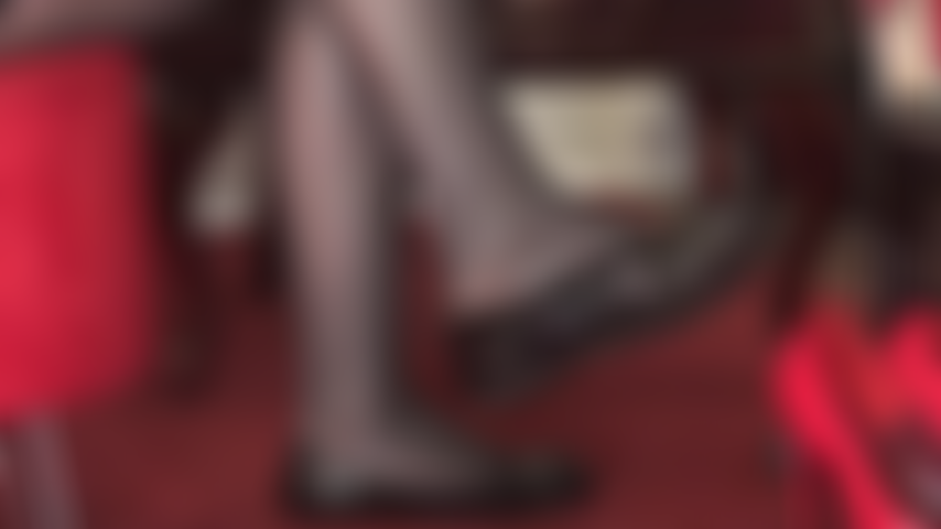 Ballerine pendenti e décolleté con tacco alto e punta aperta: che ti piacciano le ballerine basse o le décolleté con tacco a spillo alte e aperte, entrambe le scarpe sono graziose, nere e lucide, che pendono dalle dita dei piedi di mistress vivian.