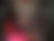 Provocante e sensuale con calze a rete, stivali, lattice e un enorme strapon nero.