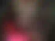 Provocante e sensuale con calze a rete, stivali, lattice e un enorme strapon nero.