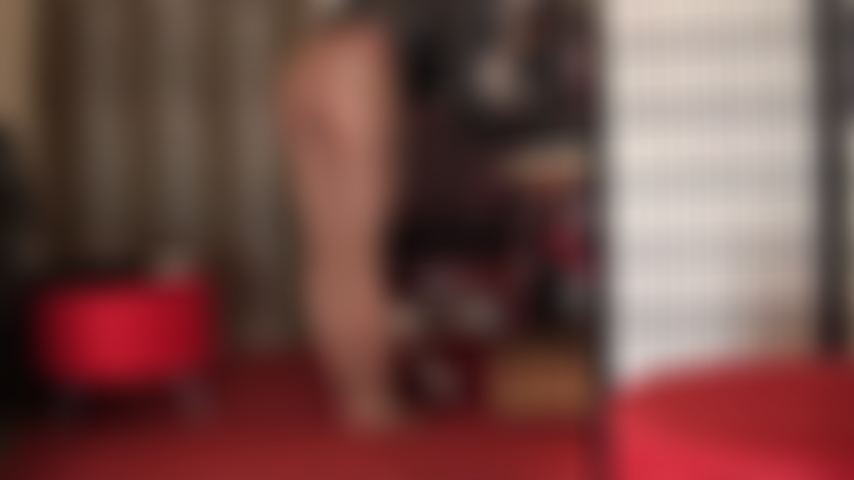 Feticista di collant lucidi con cuciture e maschere di nylon.