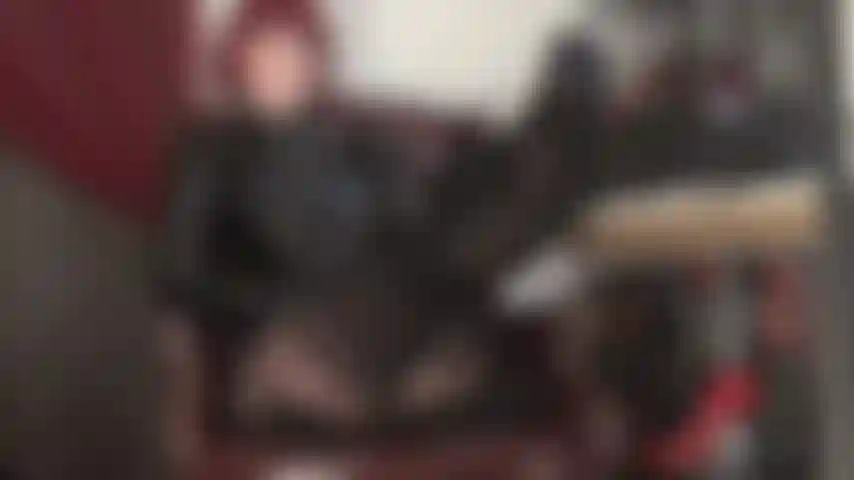 La padrona ha i piedi infilati in calze e collant con giarrettiera. Mi godo una sega con le mani e con i piedi in questa posizione.