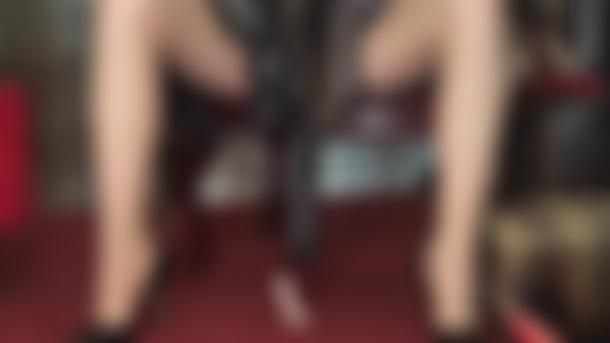 Una minuscola clitoride che serve i tanti bbc - la clitoride femminuccia è completamente eretta mentre è inginocchiata davanti a tanti bellissimi cazzi neri da succhiare.