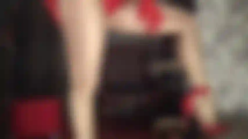 Queste gambe lisce e lucide con il collant ti fanno supplicare il permesso di masturbarti come un burattino senza cervello.
