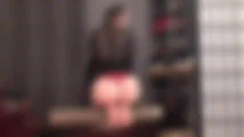 Adoro i piedi e il sedere nudi: la pelle perfetta e pallida della mia padrona si snoda dalle dita dei piedi fino al suo sedere rotondo.