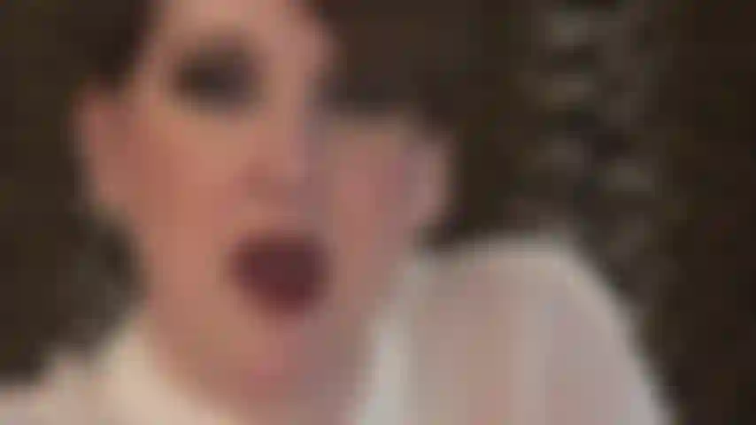 Adoro il viso: labbra rosse e lucide, lingua sexy, capelli corti.