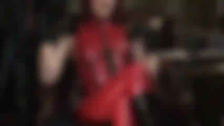 Che fa impazzire il tuo cazzo da schiava con la vista attraverso la cerniera anteriore di una tuta fetish in lattice rosso lucido...