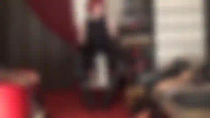 Un cazzo gigantesco e argentato - mentre gli altri uomini ti guardano, la padrona ti riempie con il suo cazzo gigante. Mostra loro che brava puttana sei, scivolando su e giù su questo cazzo enorme per ricevere tutto il loro sperma in faccia.