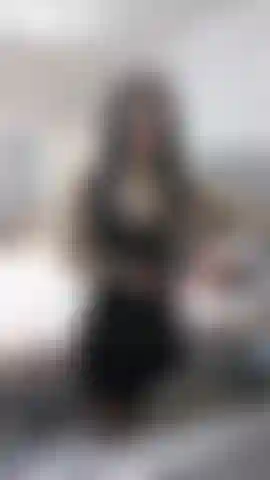 Oliando il mio top in lattice semitrasparente e la gonna in lattice nero, la figa lampeggiante.