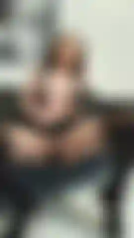 Fumo, mi masturbo con la mia bacchetta magica e squirto attraverso i collant.