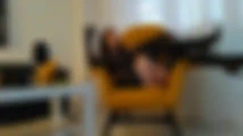 Fumo un sigaro in guanti di pelle, stivali e minigonna.