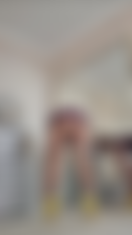 Indosso un vestito di lattice molto corto, collant e tette finte.