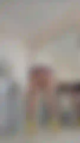 Indosso un vestito di lattice molto corto, collant e tette finte.