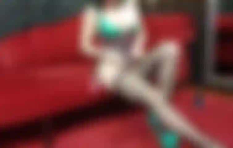 Stuzzicando in corsetto di lattice e calze a rete, figa lampeggiante.