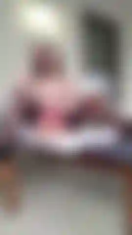 Fumo sulla terrazza in lingerie sexy.