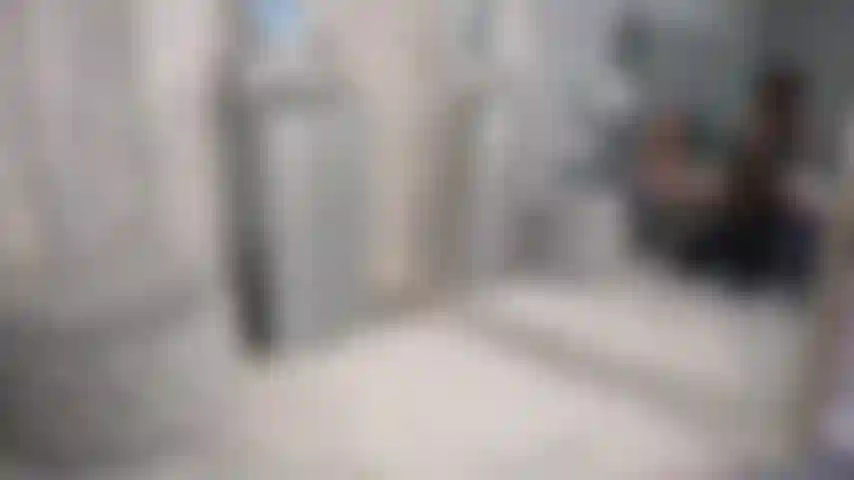 25 Stivali alti fino alla coscia con tacco di cm, reggicalze e reggiseno in lattice.