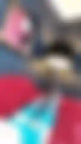 Mi tocco con la cintura in lattice turchese e le calze matxhing.