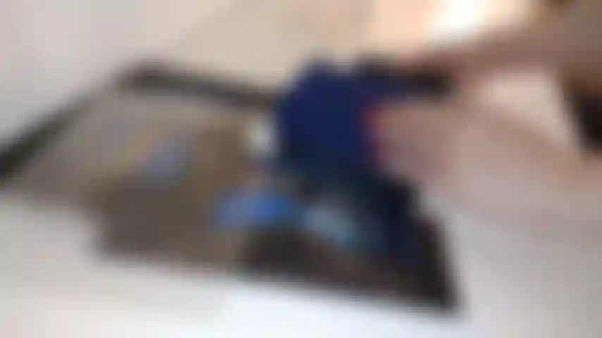 Le calze a fantasia blu/nere stuzzicano.