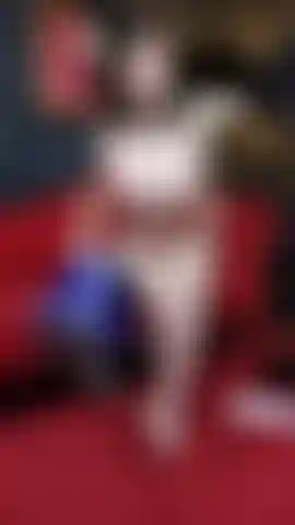 Indosso il mio splendido corsetto in lattice sottoseno e calze blu vintage.