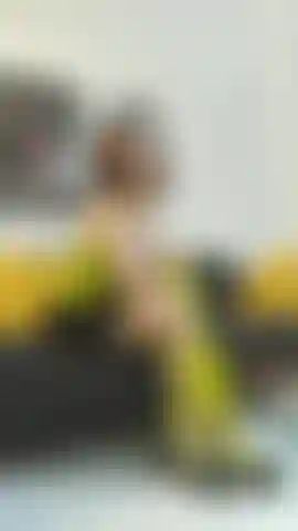 Pelle, fumo e stuzzica la gonna.