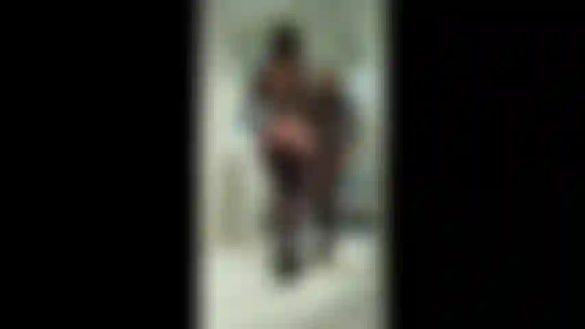 Catsuit di nylon e stuzzica i tacchi alti.