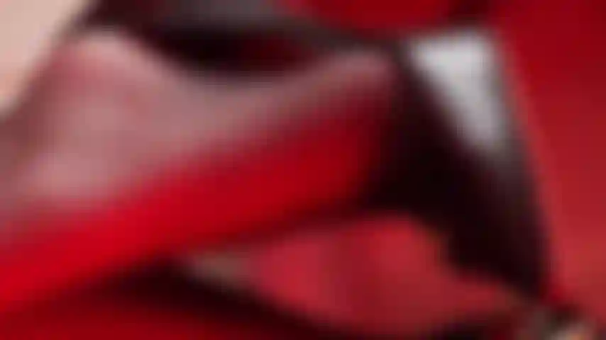 Lingerie, calze, piedi, culo e tette stuzzicanti.