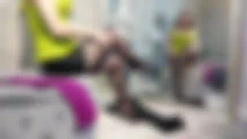 Nuovo vestito di pelle di lusso: corsetto, minigonna, guanti lunghi e stivali alti fino alla coscia.