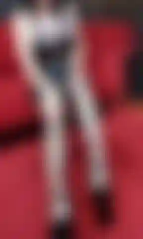 Mi tolgo le calze di nylon, il reggiseno in lattice, mostrando il cameltoe.