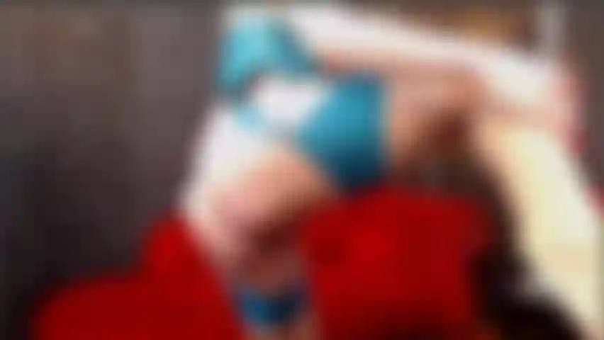 Corsetto senza coppe in lattice, culo, cameltoe e tette stuzzicate.