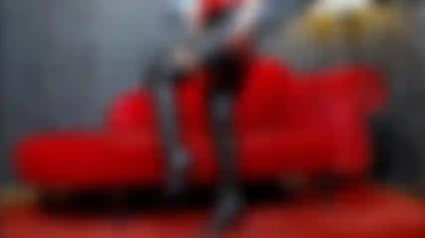 Stivali, collant e dipendenza dai piedi.