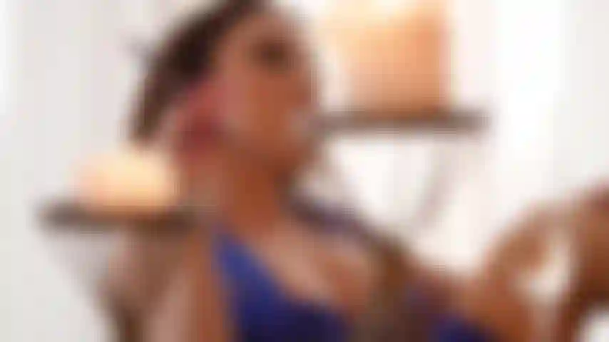 Lingerie, calze di nylon e fumo.