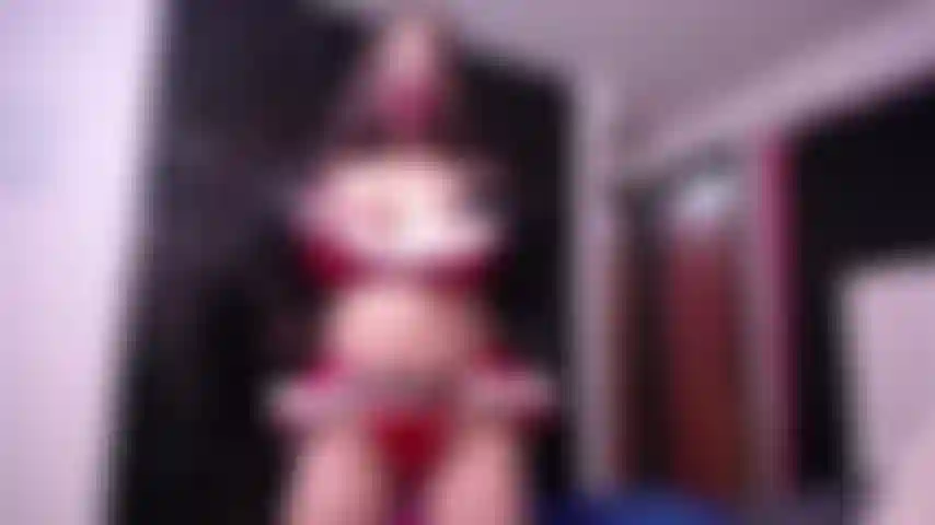 Cosplay di mamma natale che gioca con la sua succosa figa e le sue tette.