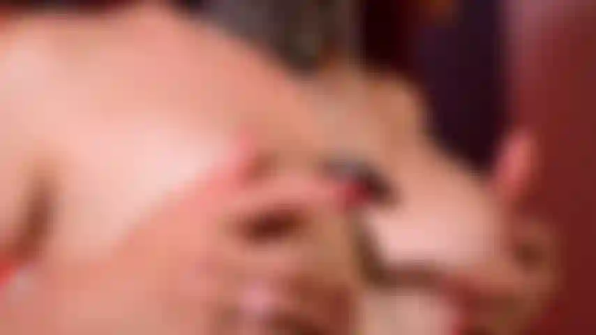 Tortura di tette e capezzoli.