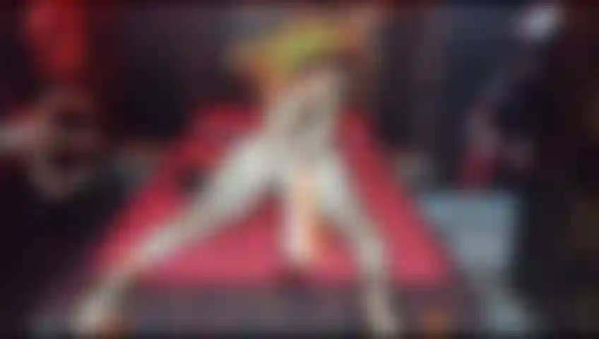 Mi sculaccio nuda alla pecorina.