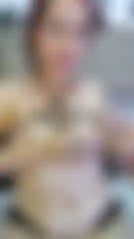 Pinzette a pressione nelle mie tette.