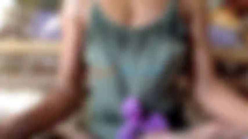 Che si stiracchia spruzzando rimbalza sorridendo facendo la doccia.