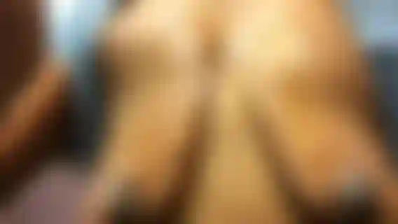 Ancora più miele che scende lentamente e gocciola dalle mie tette.