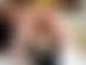 Mi masturbo nella mia camera da letto con classe.