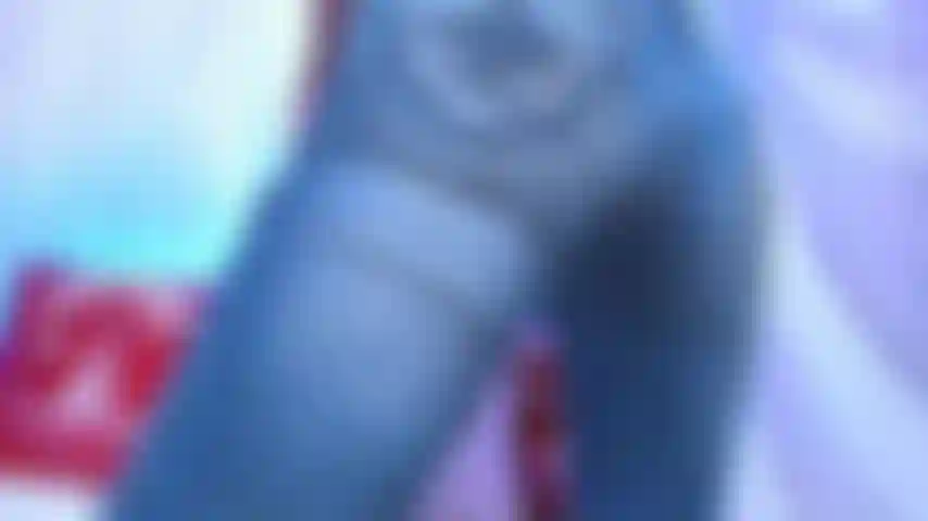 Il barbone in jeans e i piedi adorano il piede fetish del denim. . Mostro anche il piede e ti chiedo di succhiare e massaggiare le dita dei piedi. Adoro il footfetish e le cose in denim.