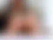 Piedi in calze marrone chiaro e stuzzichini per gli amanti delle calze di nylon.