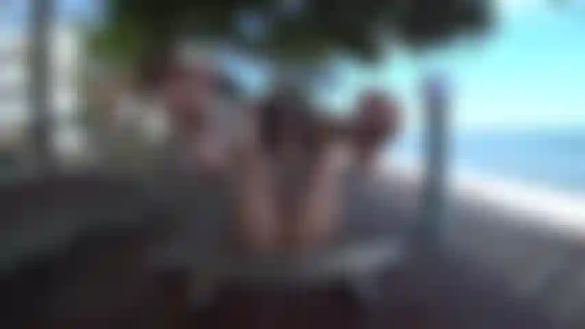 Squirto sulla spiaggia sexy pirata molly - pubblico all'aperto a 60 fps fhd.