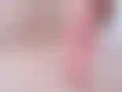 I piedi con le dita rosse da vicino all'aperto.