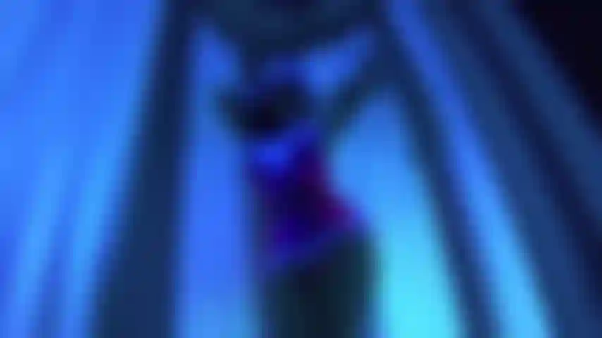 Natale 2019. L'elfo di babbo natale usa il dildo nel solarium. Slomo 60 fps.